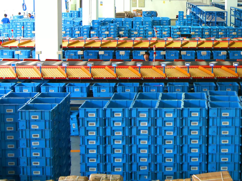 What kind of plastic storage boxes can be used on workshop production line?